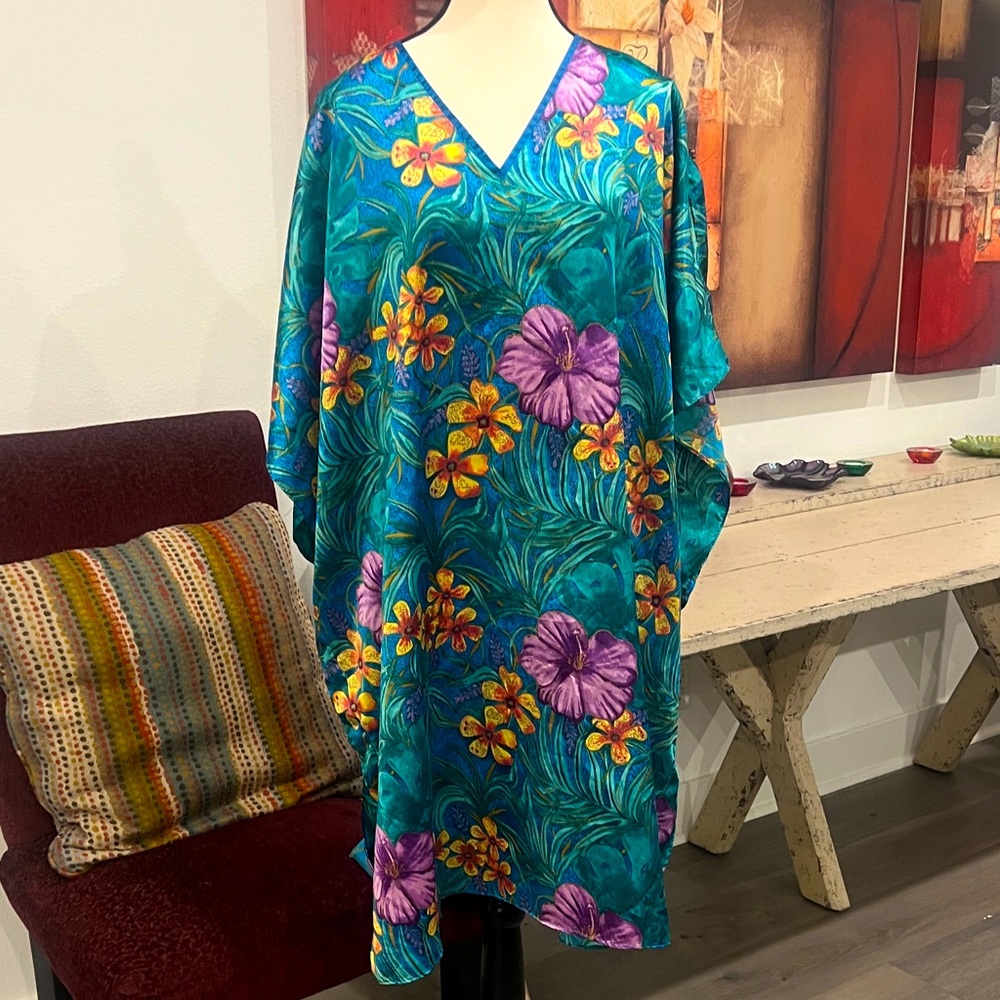 Winlar Vibrant Floral V-Neck Kaftan